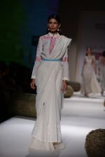 Model walk the ramp for Payal Pratap Show on wills day 2 on 9th Oct 2014 (159)_5437703753be7.JPG