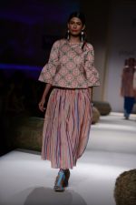 Model walk the ramp for Payal Pratap Show on wills day 2 on 9th Oct 2014 (70)_54376f91a3477.JPG