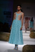 Model walk the ramp for Payal Pratap Show on wills day 2 on 9th Oct 2014 (99)_54376fb066a7d.JPG