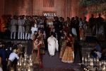 Arjun Rampal walks for Rohit Bal at grand finale of Wills at Qutub Minar, Delhi on 12th Oct 2014 (471)_543b6e40acffe.JPG