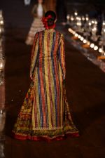 Model walks for Rohit Bal at grand finale of Wills at Qutub Minar, Delhi on 12th Oct 2014 (558)_543b6f0626076.JPG