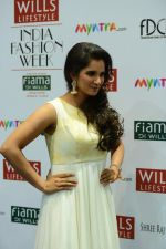 Sania Mirza on day 4 of wills Fashion Week on 10th Oct 2014 (584)_543b74e39cbce.JPG