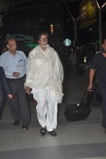 Amitabh bachchan snapped at domestic airport in Mumbai on 16th Oct 2014 (50)_5441066eb18fa.JPG