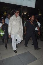 Amitabh bachchan snapped at domestic airport in Mumbai on 16th Oct 2014 (52)_5441067006ac6.JPG