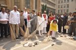 Nita Ambani at Cleanliness drive in byculla on 18th Oct 2014 (29)_5443c18e3aafc.JPG