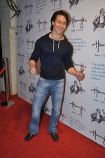 Tiger Shroff at Harry_s launch in Mumbai on 17th Oct 2014 (10)_54439f411e8a8.JPG