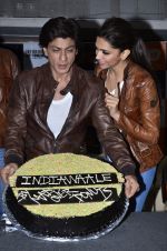 Shahrukh Khan, Deepika Padukone at Mad Over Donuts - Happy New Year contest winners meet in Mumbai on 19th Oct 2014 (217)_54450a05dc246.JPG