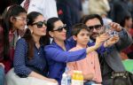 Kareena Kapoor, Saif Ali Khan, Karishma Kapoor at pataudi polo cup in Mumbai on 26th Oct 2014 (15)_544e2049eb849.JPG