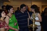 Rishi Kapoor, Tanisha Mukherjee at Dr.Seema Chaudhary & Nitin Chaudhary_s art show inauguration in Prince of Vales on 26th Oct 2014 (78)_544e1e4d8eed1.JPG