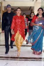 Karisma Kapoor at Mc Cain launch in Delhi on 27th Oct 2014 (7)_544f4fb901259.jpg