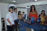 Sushmita Sen at Dr Trasi_s clinic launch in Khar, Mumbai on 29th Oct 2014 (33)_5452271835cf2.JPG