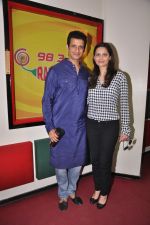 Sharman Joshi and Shweta Kumar at Radio Mirchi studio for the promotion of  Super Nani (2)_5453859d0cb4c.JPG