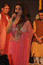 Madhuri Dixit snapped with kids in mumbai on 1st Nov 2014 (35)_54562bf285caa.JPG
