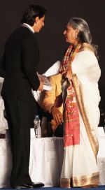 Shahrukh Khan, Jaya Bachchan at kolkatta international film festival on 10th Nov 2014 (13)_5461a66da5019.jpg