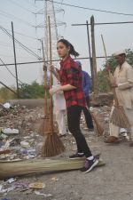 Tamannaah Bhatia at cleanliness drive in Andheri, Mumbai on 10th Nov 2014 (16)_5461a41a7775f.JPG
