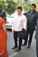 Aamir Khan leave for Arpita Khan_s Wedding in Mumbai on 18th Nov 2014 (49)_546c5a453ff68.JPG