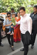 Aamir Khan, Kiran Rao leave for Arpita Khan_s Wedding in Mumbai on 18th Nov 2014 (57)_546c5a5ce1eb6.JPG