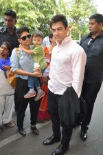 Aamir Khan, Kiran Rao leave for Arpita Khan_s Wedding in Mumbai on 18th Nov 2014 (58)_546c5a483ecc3.JPG