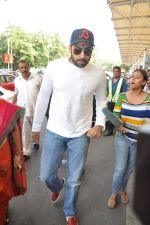 Abhishek Bachchan snapped at Airport on 18th Nov 2014 (7)_546c5933deafe.JPG