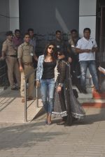 Priyanka Chopra snapped as she leaves for Arpita_s wedding in Mumbai on 18th Nov 2014 (7)_546c5c4744ffa.JPG