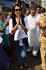 Juhi Chawla at cleanliness drive in Mumbai on 20th Nov 2014 (16)_547061ce50e2d.JPG