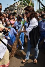 Juhi Chawla at cleanliness drive in Mumbai on 20th Nov 2014 (57)_54706204d1cac.JPG