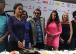 Bipasha Basu, Vinod Khanna and gul Panag at airtel delhi marathon pasta party in Mumbai on 22nd Nov 2014 (4)_54733bbe6a01a.jpg