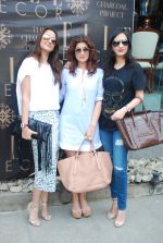 Gyarti Oberoi, Twinkle Khanna, Anu Deewan at Susanne Khan_s The Charcoal Project new collection launch in Andheri, Mumbai on 24th Nov 2014 (9)_54737f5484bbc.JPG