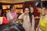 Karisma Kapoor at Notandas store in bandra, Mumbai on 27th Nov 2014 (69)_547836768e61d.JPG