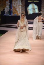 Model walk the ramp for Suneet Verma for Blenders with jewels by Azva on 29th Nov 2014 (55)_547c4a8c25249.JPG