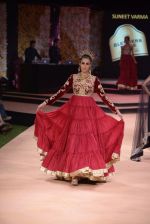 Model walk the ramp for Suneet Verma for Blenders with jewels by Azva on 29th Nov 2014 (82)_547c4aacecd48.JPG