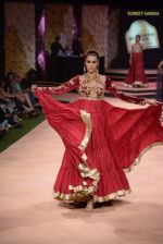 Model walk the ramp for Suneet Verma for Blenders with jewels by Azva on 29th Nov 2014 (84)_547c4aaf3ff35.JPG