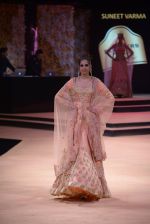 Model walk the ramp for Suneet Verma for Blenders with jewels by Azva on 29th Nov 2014 (92)_547c4ab739ae9.JPG
