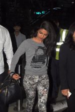 Priyanka Chopra  snapped late night at airport on 29th Nov 2014 (8)_547c2fb7052b4.JPG