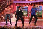 Shahrukh Khan shaking a leg  on Mehndi laga ke with fans with DDLJ cast celebrates 1000th week on the sets of Comedy Nights With Kapil_547d62ef86c4f.JPG