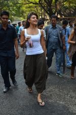 Jacqueline Fernandes snapped on location in Mumbai on 8th Dec 2014 (14)_5485e0a51d40c.JPG