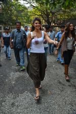Jacqueline Fernandes snapped on location in Mumbai on 8th Dec 2014 (16)_5485e0a747ba1.JPG