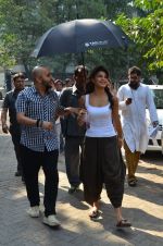 Jacqueline Fernandes snapped on location in Mumbai on 8th Dec 2014 (21)_5485e0acdc7b3.JPG