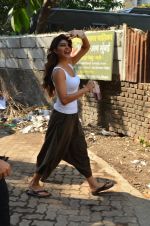 Jacqueline Fernandes snapped on location in Mumbai on 8th Dec 2014 (27)_5485e0b39c09a.JPG