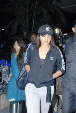 Sonakshi Sinha snapped at airport on 8th Dec 2014 (6)_5486b90c4262d.JPG