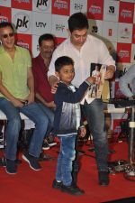Aamir Khan at PK game launch in Reliance Digital, Mumbai on 12th Dec 2014  (172)_548c236b4a07b.JPG