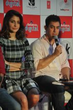 Anushka Sharma, Aamir Khan at PK game launch in Reliance Digital, Mumbai on 12th Dec 2014  (165)_548c25554be38.JPG