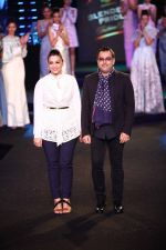 Model walk the ramp for Blenders Fashion Tour kolkata on 13th Dec 2014 (1)_548e9c5136fd4.jpg