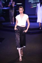 Model walks for Namrata Joshipura at Blenders Pride Fashion Show Kolkata on 14th Dec 2014 (74)_548ed2ab787a3.jpg