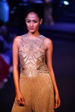 Model walks for Namrata Joshipura at Blenders Pride Fashion Show Kolkata on 14th Dec 2014 (90)_548ed2c0aea51.jpg