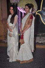 Karisma Kapoor, Urmila Matondkar at Riddhi Malhotra & Tejas Talwalkar_s wedding reception in J W Marriott, Mumbai on 15th Dec 2014 (57)_548feb79f1a79.JPG