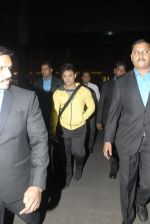 Aamir Khan return from Dubai in Mumbai Airport on 16th Dec 2014 (15)_54912fa1788a0.JPG