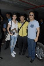 Aamir Khan, Anushka Sharma, Vidhu Vinod Chopra return from Dubai in Mumbai Airport on 16th Dec 2014 (21)_54913273072c7.JPG