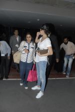 Anushka Sharma return from Dubai in Mumbai Airport on 16th Dec 2014 (21)_549132782f2cf.JPG