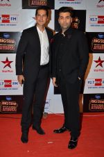 Dino Morea, Karan Johar at Big Star Entertainment Awards Red Carpet in Mumbai on 18th Dec 2014 (52)_549401ee3e98a.JPG